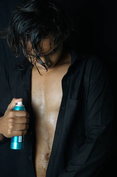 Hombre Joven Guapo Usando Perfume Hombres Aerosol Corporal Vastav Kharat —  Fotos de Stock