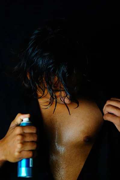 Hombre Joven Guapo Usando Perfume Hombres Aerosol Corporal Vastav Kharat — Foto de Stock