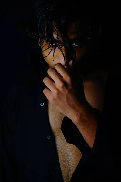 Parfüm kullanan yakışıklı genç adam, erkek vücut spreyi, Vastav Kharat .