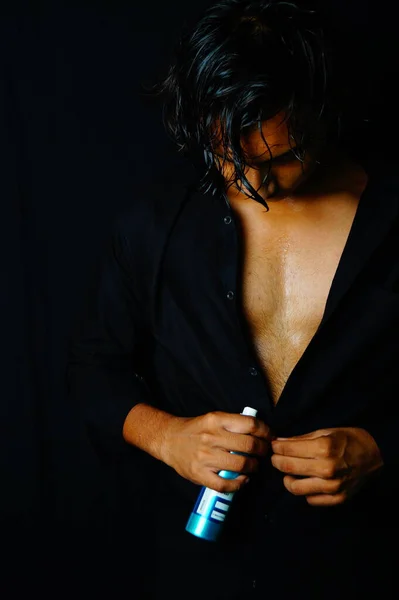 Przystojny Młody Człowiek Używający Perfum Męski Spray Ciała Vastav Kharat — Zdjęcie stockowe