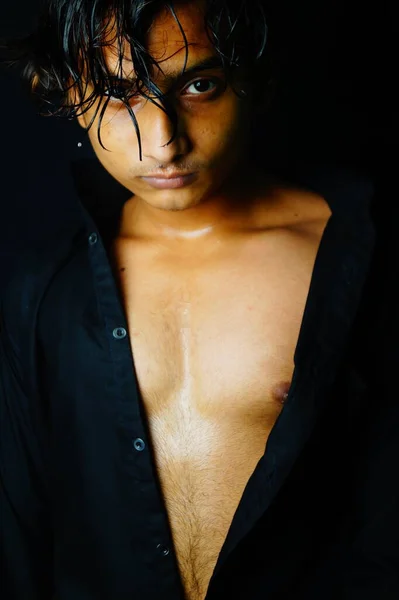 Parfüm kullanan yakışıklı genç adam, erkek vücut spreyi, Vastav Kharat .