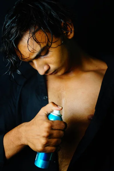 Bonito Jovem Usando Perfume Men Body Spray Vastav Kharat — Fotografia de Stock