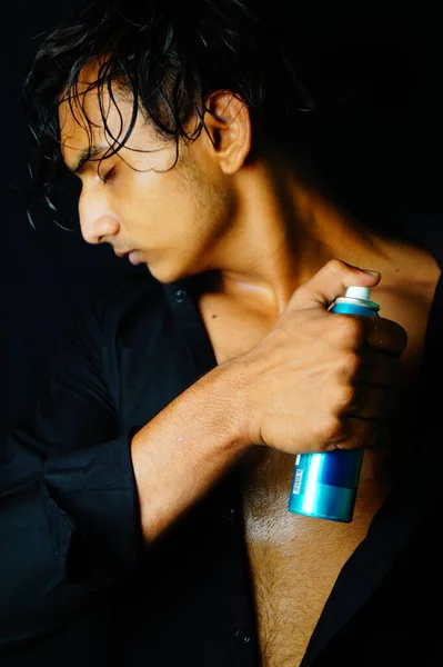 Bonito Jovem Usando Perfume Men Body Spray Vastav Kharat — Fotografia de Stock