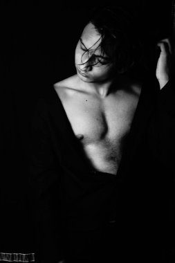 Yakışıklı bir adamın siyah portresi, uzun boylu, esmer ve yakışıklı, siyah ve beyaz, Vastav Kharat