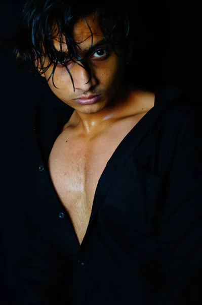 Yakışıklı bir adamın siyah portresi, uzun boylu, esmer ve yakışıklı, siyah ve beyaz, Vastav Kharat