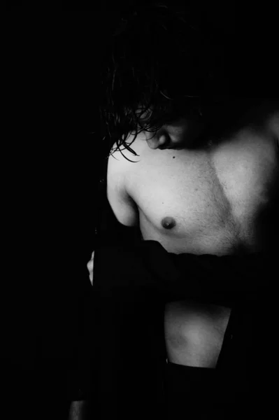 Yakışıklı bir adamın siyah portresi, uzun boylu, esmer ve yakışıklı, siyah ve beyaz, Vastav Kharat