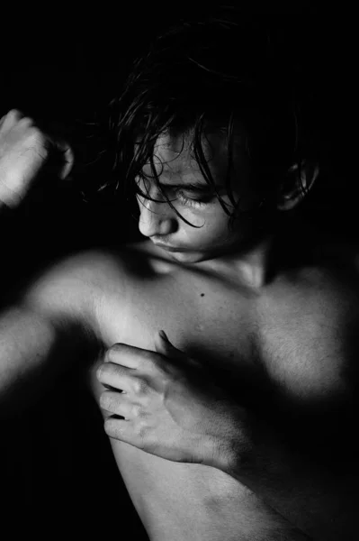 Yakışıklı bir adamın siyah portresi, uzun boylu, esmer ve yakışıklı, siyah ve beyaz, Vastav Kharat