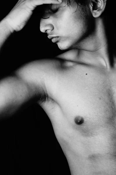 Yakışıklı bir adamın siyah portresi, uzun boylu, esmer ve yakışıklı, siyah ve beyaz, Vastav Kharat