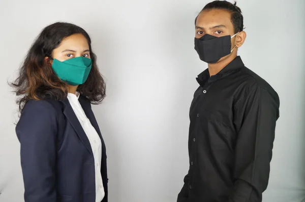 Ofiste Maskeli Kız, Corona savaşçıları, maske takan genç adam, dezenfektan kullanan Corona savaşçıları. Vastav Kharat
