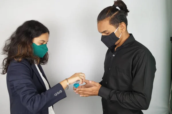 Ofiste Maskeli Kız, Corona savaşçıları, maske takan genç adam, dezenfektan kullanan Corona savaşçıları. Vastav Kharat