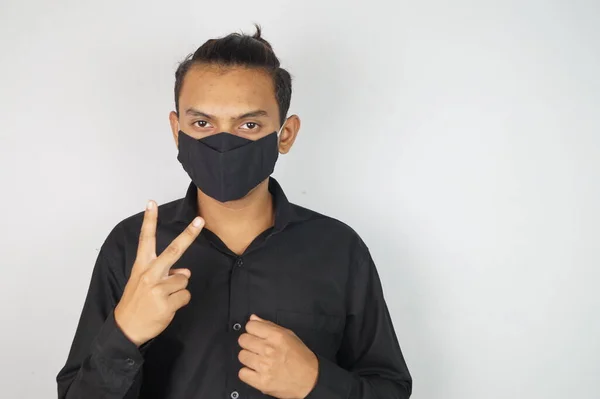 Jovem Vestindo Máscara Máscara Facial Guerreiros Corona Usando Imagem Desinfetante — Fotografia de Stock