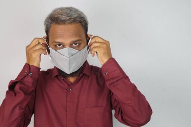 Maske takan orta yaşlı bir adam, yüz maskesi, korona savaşçıları. .