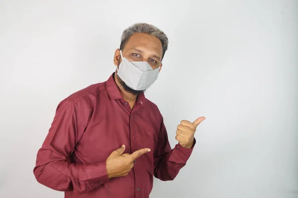Maske takan orta yaşlı bir adam, yüz maskesi, korona savaşçıları. .