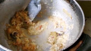 Tavada karışık sebze pişirip kızartıyorlar.