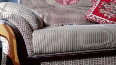 Modern ev dekorasyonlu eski bir kanepe.