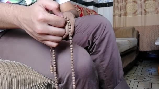 Unerkennbare Muslimische Menschen Beten Inneren Der Moschee Zählen Religiöse Perlen — Stockvideo