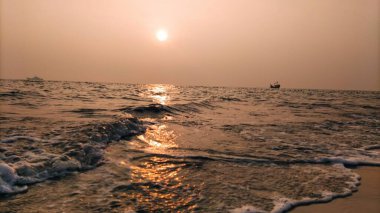 Tropik okyanus sahnesi konsepti. Deniz kıyısı gün batımı. Egzotik deniz kıyısında tatil gezisi. Egzotik manzaralı turistik bölge. Plaj meditasyon yolculuğu sakin hormon günbatımı deniz yogası konsepti. Deniz sahilinde gün batımı