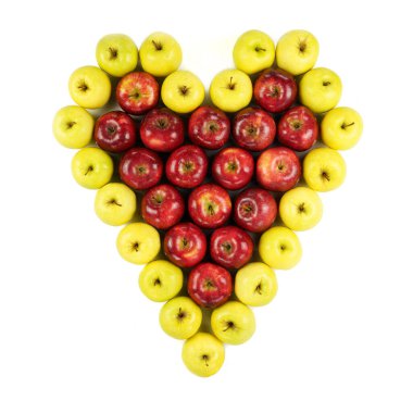 İzole edilmiş kırmızı ve sarı elmalar beyaz arka planda bir kalp oluşturuyor..