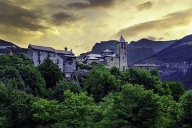 Pireneler 'de kırsal alan geleneksel mimarisi, yüksek dağlar ve yeşil ağaçlarla gün doğumunda dağ köyü. Torla Ordesa