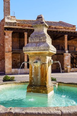 Köy meydanındaki çeşme. Ayllon Segovia İspanya.