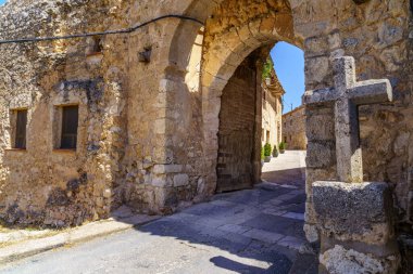Ortaçağ 'ın eski kasabasının girişinde, giriş duvarında kemer olan bir taş geçidi..