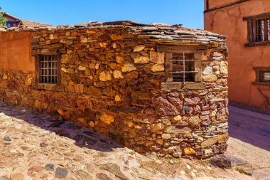 İspanya 'nın eski kasabasında küçük taştan bir ev. Madriguera Segovia.