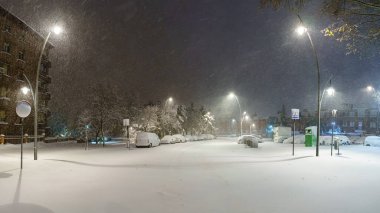 Madrid 'e düşen Filomena fırtınasının gece görüntüsüyle kaplı araba ve caddeler. Winte