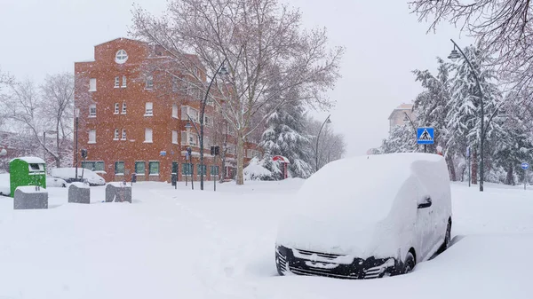 由于西班牙马德里的菲洛梅娜暴风雪 街道和建筑物被白雪覆盖 欧元P — 图库照片