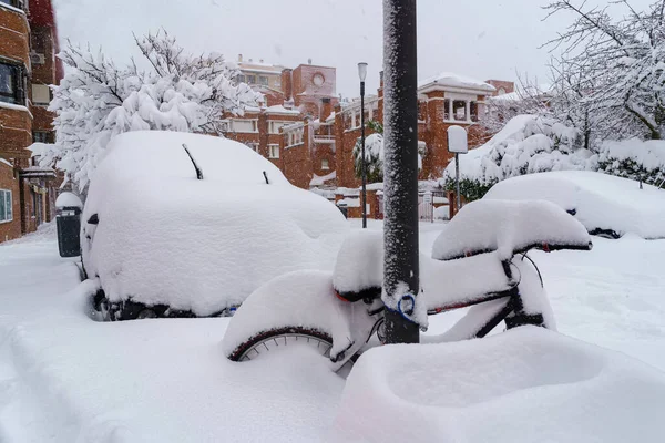 由于西班牙马德里的菲洛梅娜暴风雪 街道和建筑物被白雪覆盖 欧元P — 图库照片