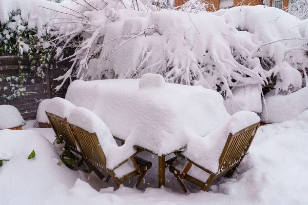 寒冷的冬日 冰雪覆盖的花园家具 Spai — 图库照片