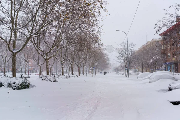 由于西班牙马德里的菲洛梅娜暴风雪 街道和建筑物被白雪覆盖 人们在雪地里散步 — 图库照片