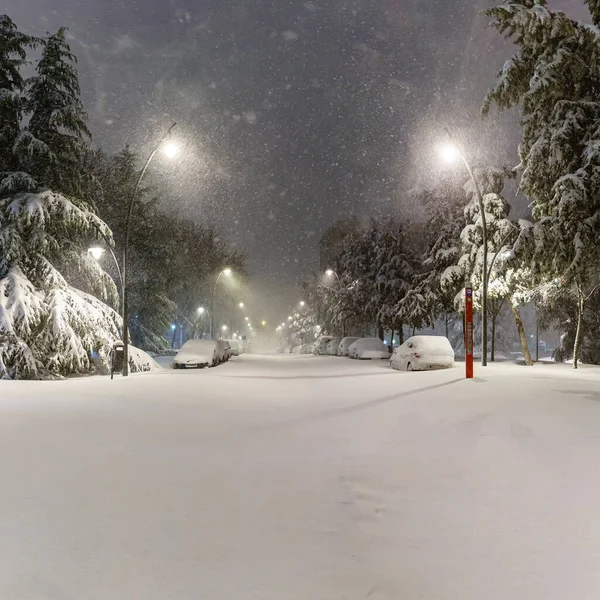 西班牙马德里 在菲洛米娜风暴的夜间图像中 汽车和街道被雪覆盖 — 图库照片