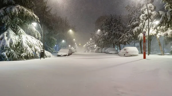 西班牙马德里 在菲洛米娜风暴的夜间图像中 汽车和街道被雪覆盖 — 图库照片