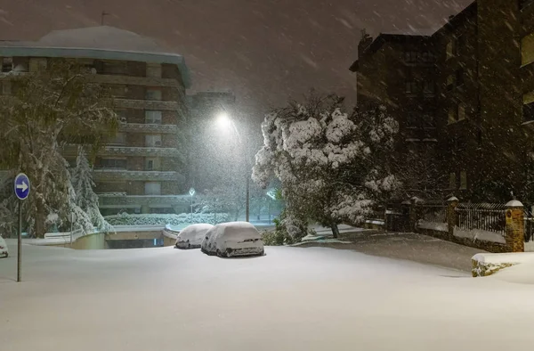 西班牙马德里 在菲洛米娜风暴的夜间图像中 汽车和街道被雪覆盖 — 图库照片