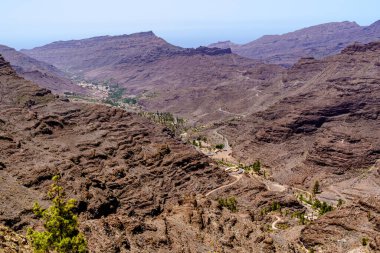 Gran Canaria adasının dağlarında kayalık bir manzara. İspanya