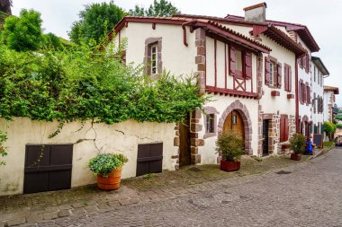 Fransız Bask ülkesindeki San Juan Pie de Puerto köyünün sokakları, evleri ve tipik mimarisi
