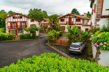 Sokaklar, evler ve köyün tipik mimarisi Fransız Bask ülkesinde yaşıyor.