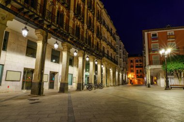 Burgos meydanı, geceleri belediye binasının ön tarafındaki kemerlerle dolu. İspanya