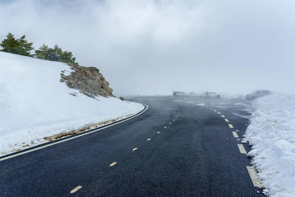 Bulutlu ve yoğun sisli yüksek dağ yolu. Morcuera Madrid.