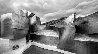 Bilbao şehri, nehir kıyısındaki ünlü sanat müzesinin monokromu. Spai.