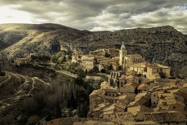 Dağlar arasında eski taş evleri, kiliseleri ve antik bir kasabanın atmosferiyle ortaçağ şehri Albarakin şehri. Teruel, Aragon, İspanya. Avrupa.