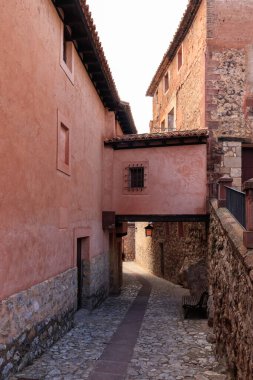 Ortaçağ tarzında eski taş evlerle dolu dar bir sokak. Albarracin kasabası, Teruel Aragon. İspanya.