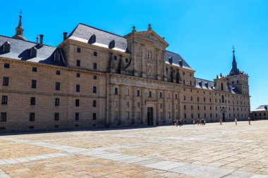 El Escorial Kraliyet Manastırı. Madrid 'in dışında büyük bir saray, İspanya ve Avrupa' nın eski krallarının evi. Unesco.