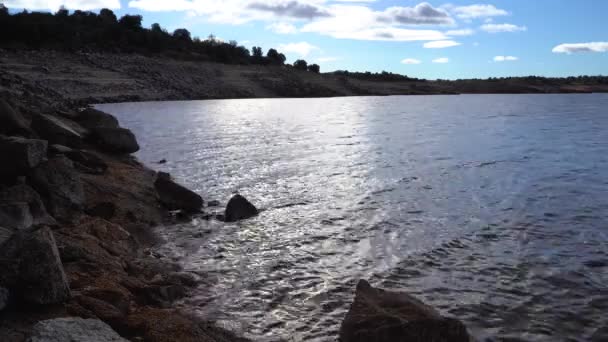 Озерный Пейзаж Водой Движущейся Волнами Отражениями Солнца Создающими Вспышки Звезд — стоковое видео