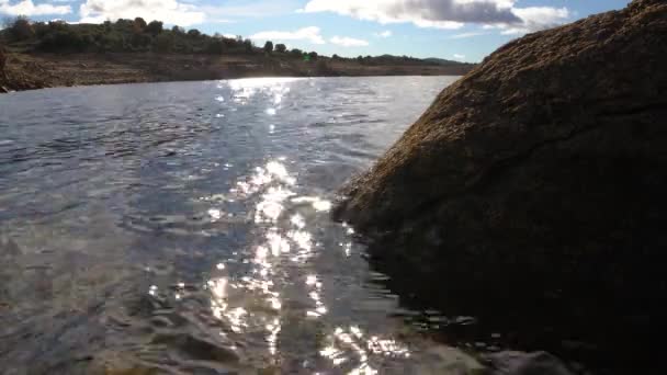 Jezerní Krajina Vodou Pohybující Vlnách Odrazy Slunce Vytvářejícího Záblesky Hvězd — Stock video