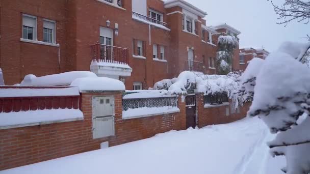 Αργή Κίνηση Αστικό Τοπίο Κατοικημένης Περιοχής Σπίτια Καλυμμένα Χιόνι Από — Αρχείο Βίντεο