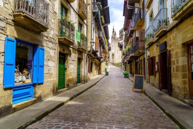 Bask bölgesindeki Hondarribia şehrinin ana caddesinde. Geleneksel evleri ve büyüleyici caddeleriyle. İspanya.