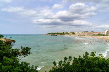 Güneşli bir yaz gününde Biarritz France Plajı. Fransa