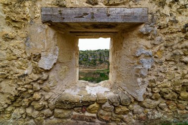 Eski taş kapı ve ortaçağ mimarisinin penceresi. Taş zemin. İspanya