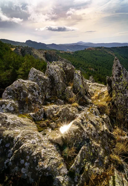 Paesaggio Rocce Con Piante Verdi Cielo Drammatico Con Nuvole Montagne — Foto Stock